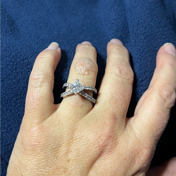 Kay Jewelers 1.5 carat Princess center stone. White Gold. Size 7. Kite setting - Picture 3 of 7